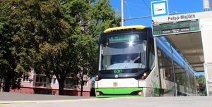 Fotó: Villamospótló autóbusz közlekedik a Thököly utca és az Újgyőri főtér között