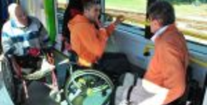 Fotó: Látássérültek és mozgáskorlátozottak ismerkedtek az új Skoda villamossal