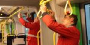 Fotó: Utasaink kérték: az új villamosokra is felkerültek a lengőkapaszkodók
