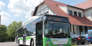 Fotó: Villamospótló autóbusz közlekedik az Újgyőri főtér – Felső-Majláth között