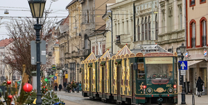 Fotó: Változik a villamosközlekedés és a Városház téren megtekinthető az adventi villamos a Régiségvásár ideje alatt január 4-én