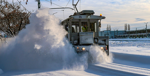 Fotó: Matuzsálem a síneken: kigurult a remízből az MVK hóseprő villamosa