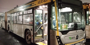 Fotó: Sárga-szürke Mercedes buszok segítik a villamospótlást a Kocsonyafesztivál nyitónapján