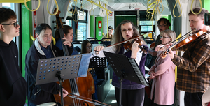 Fotó: Kultúra mozgásban: április 10-én újra kigördült a miskolci Versvillamos