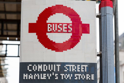 Legóból építettek egy buszmegállót Londonban