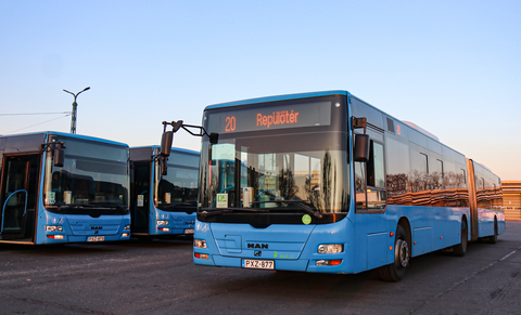 Bérelt kék buszokkal is találkozhatnak utasaink a forgalomban