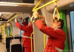 Utasaink kérték: az új villamosokra is felkerültek a lengőkapaszkodók