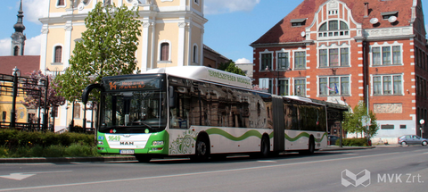 14-es számjelzésű autóbusz a Kazinczy-Hősök tere kereszteződésében