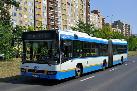 Volvo típusú kék-fehér busz