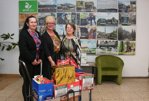Csokiátadás a ZSÓFI-Reményvár számára az MVK telephelyén
