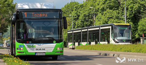 1-es számjelzésű autóbusz és 1V jelzésű villamos