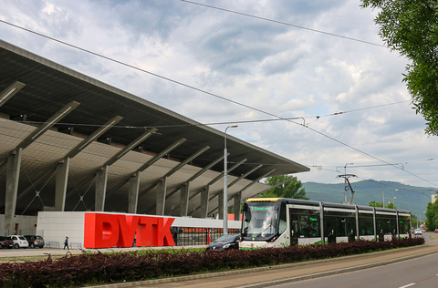 1V jelzésű villamos a DVTK stadionnál
