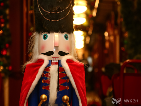 Adventi villamos belseje diótörő bábuval