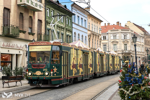Miskolci Adventi Villamos a belvárosban napközben