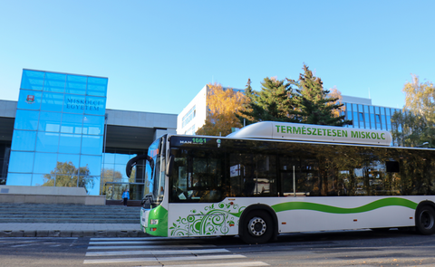MVK autóbusz a Miskolci Egyetem előtt