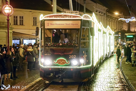 Adventi villamos Miskolcon a városház tér előtt
