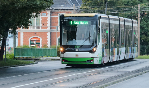 1V jelzésű villamos Miskolcon a Tiszai pályaudvaron