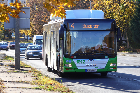 4-es autóbusz a Búza tér irányába