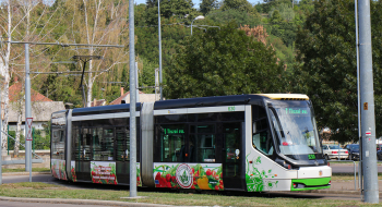 Baleset miatt villamospótló autóbusz közlekedik Thököly utca és Újgyőri főtér között. 