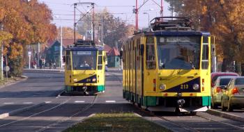 Nosztalgiavillamos-vezetők gyakorolnak a régi Tátra villamosokon Miskolcon